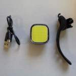 Éclairage LED rechargeable un feu jaune avant pour fauteuil roulant avec fixation et cable USB de recharge