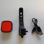 Éclairage LED rechargeable pour fauteuil roulant, un feu rouge arrière avec fixation et cable USB