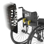 Visuel brides de fixations Fidlock® du Sac pour Fauteuil roulant WHEENO V1 sur la barre de dossier