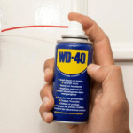 Dégrippant WD-40 multifonction en aérosol pour axe de fauteuil roulant